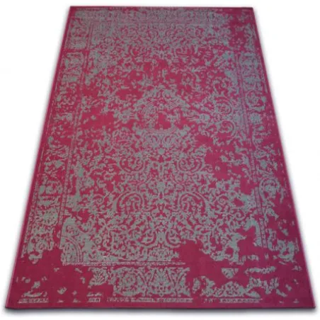 Classic rug in burgundy and grey with a rosette pattern, perfect for stylish interiors