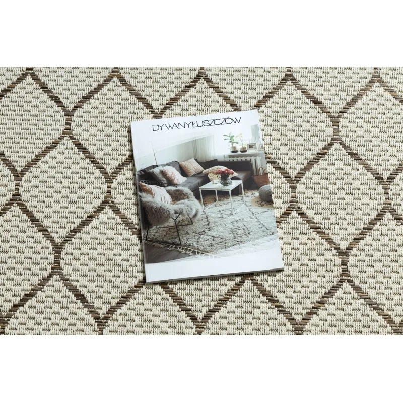 Stylish beige rug, perfect for modern interiors and cozy spaces