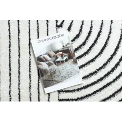Contemporary rug with geometric pattern, stylish look, perfect for living room