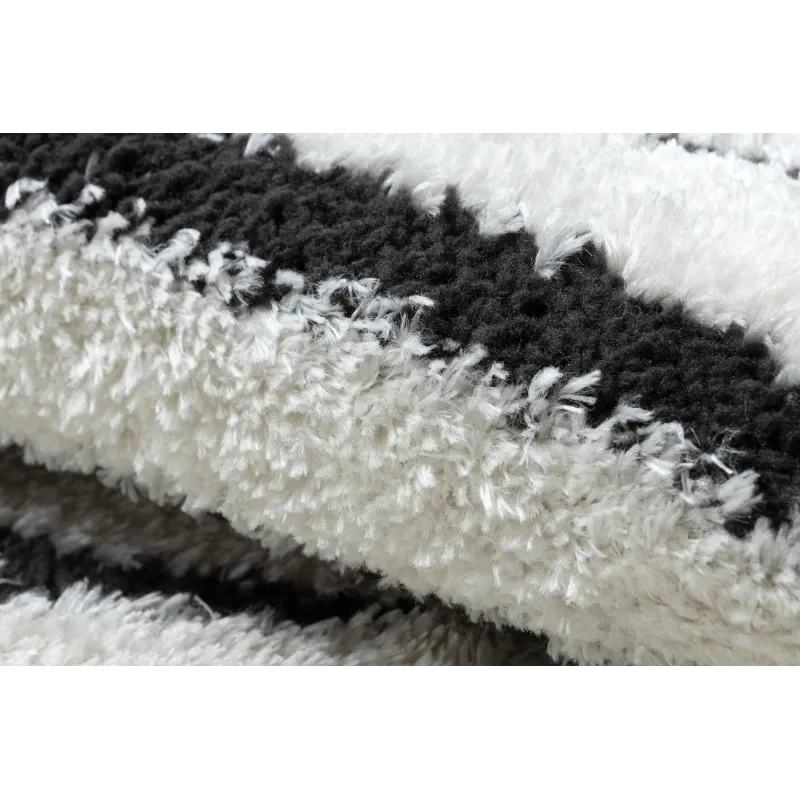 Geometric rug, perfect for garden or patio, weather-resistant design