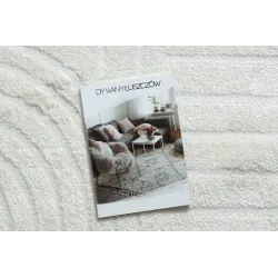 Cream rug with geometric pattern, perfect for the bedroom
