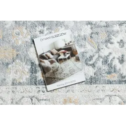 Soft rug with modern ornament, great for the bedroom