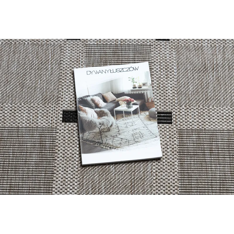 Chic sisal rug in silver and black, perfect for contemporary decor